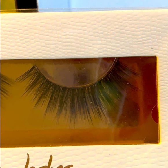 Lavaa Lashes CHARM Faux Mink EyeLashes - Picture 3 of 4